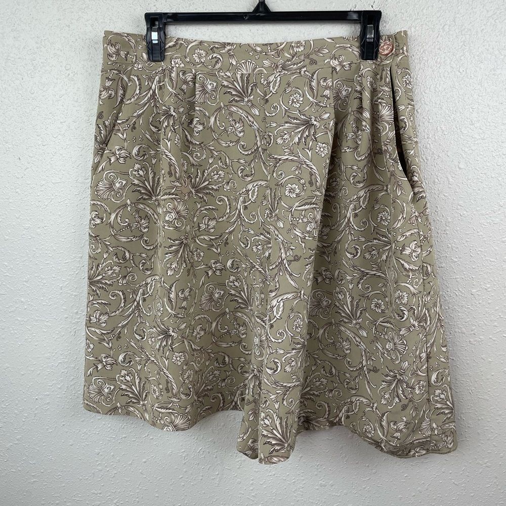 Liz Claiborne The Villager Paisley Shorts Size 12 EUC